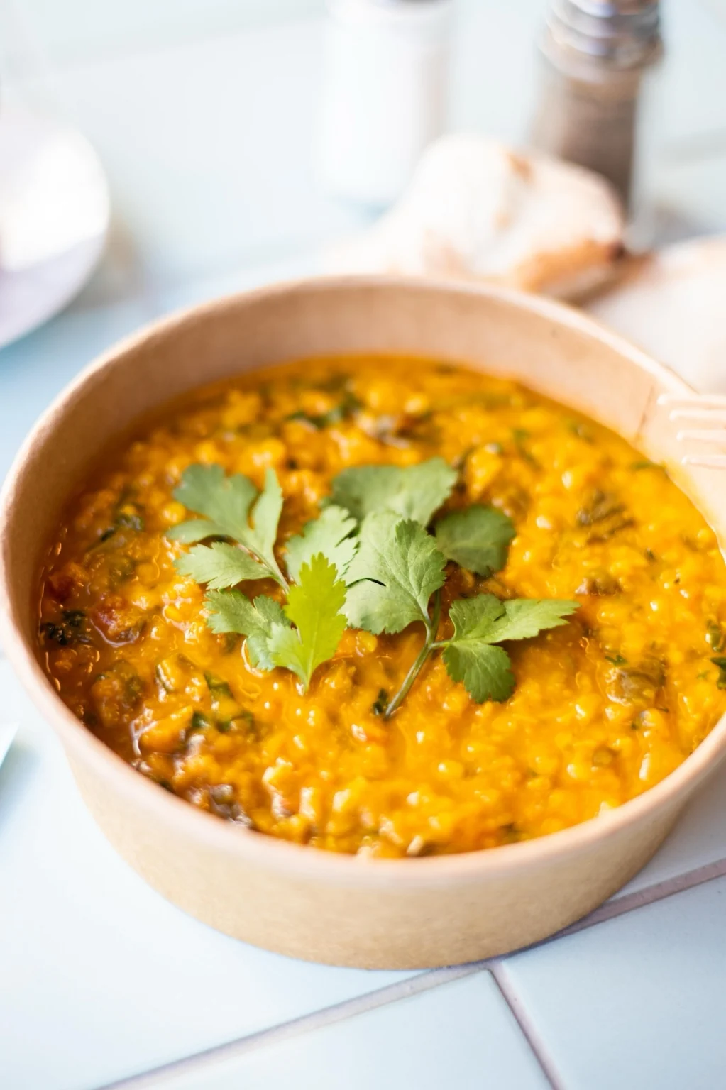 Dahl de lentilles aux épices douces, garni de coriandre