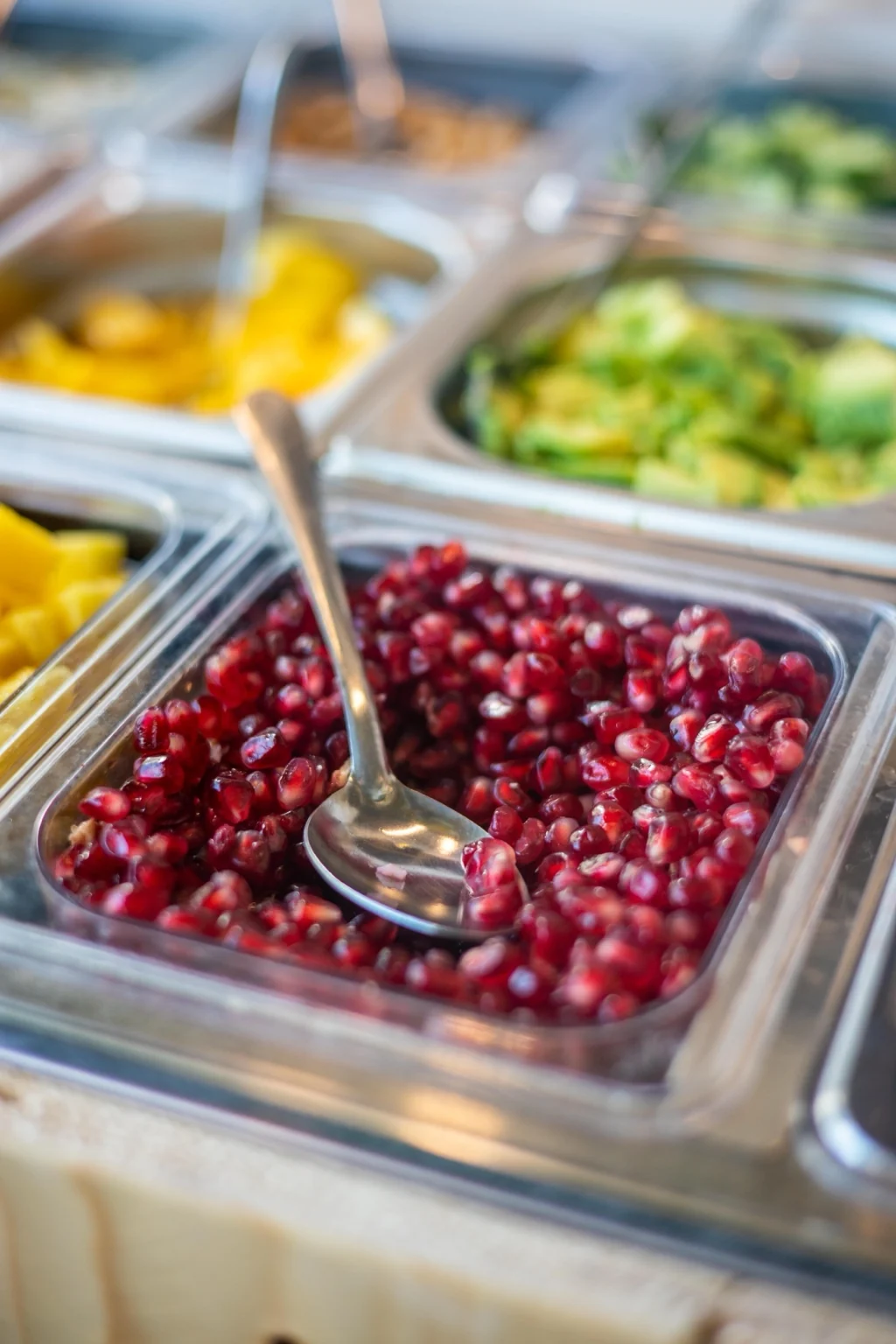 Les garnitures colorées du comptoir à poke bowls FRICHE